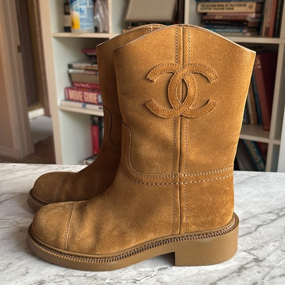 Chanel women’s great condition 100% authentic Tan Suede Boots size 37.5 - Picture 2 of 10
